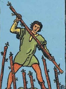 Tarot karta Sedmica palice — pokončno