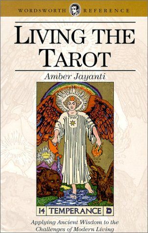 Naslovnica knjige LIVING THE TAROT